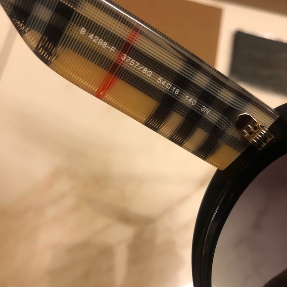 🔥NEW BURBERRY SUNGLASSES 🔥 - Picture 6 of 11
